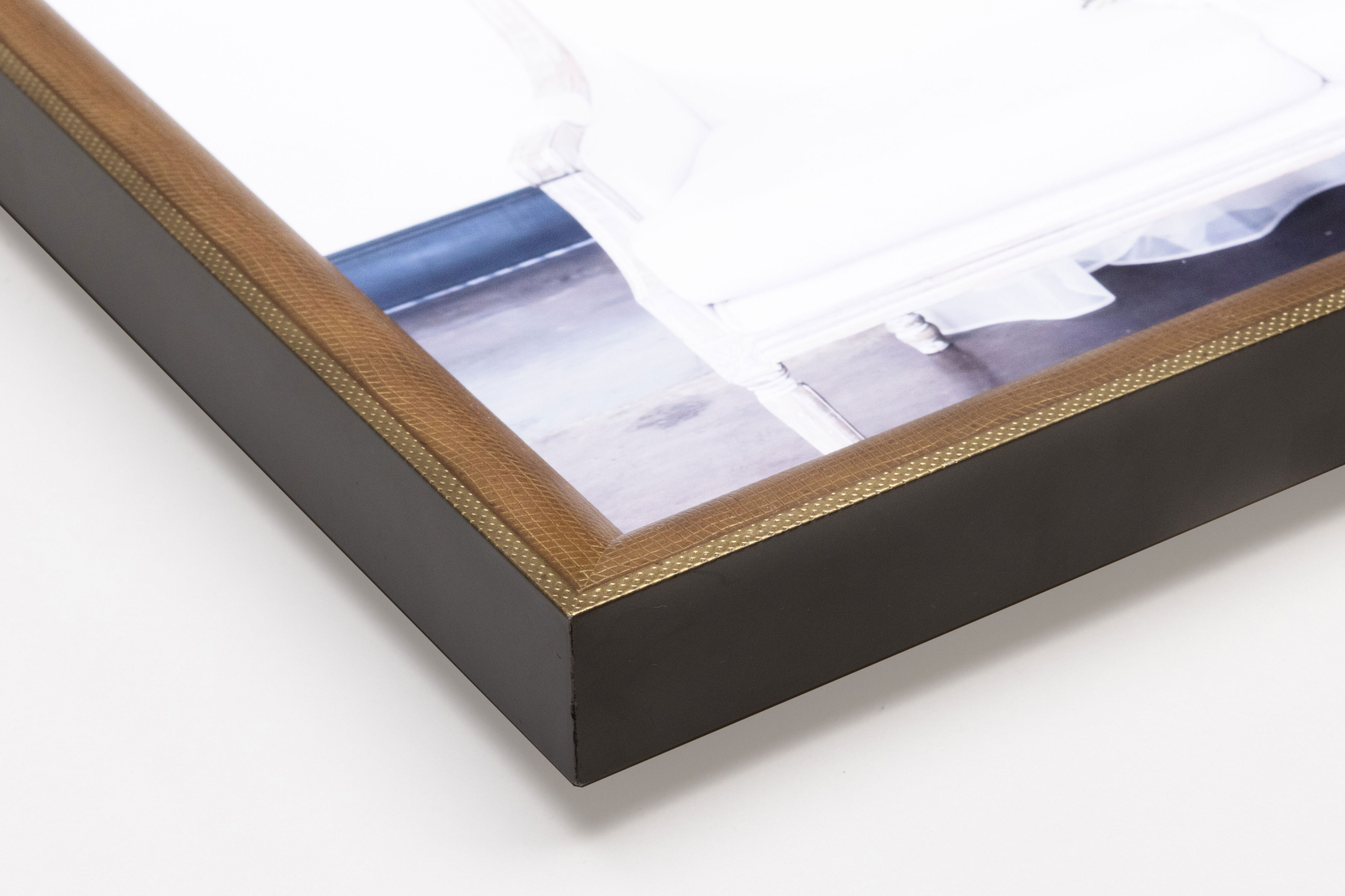 Corner detail of Versailles Frame moulding